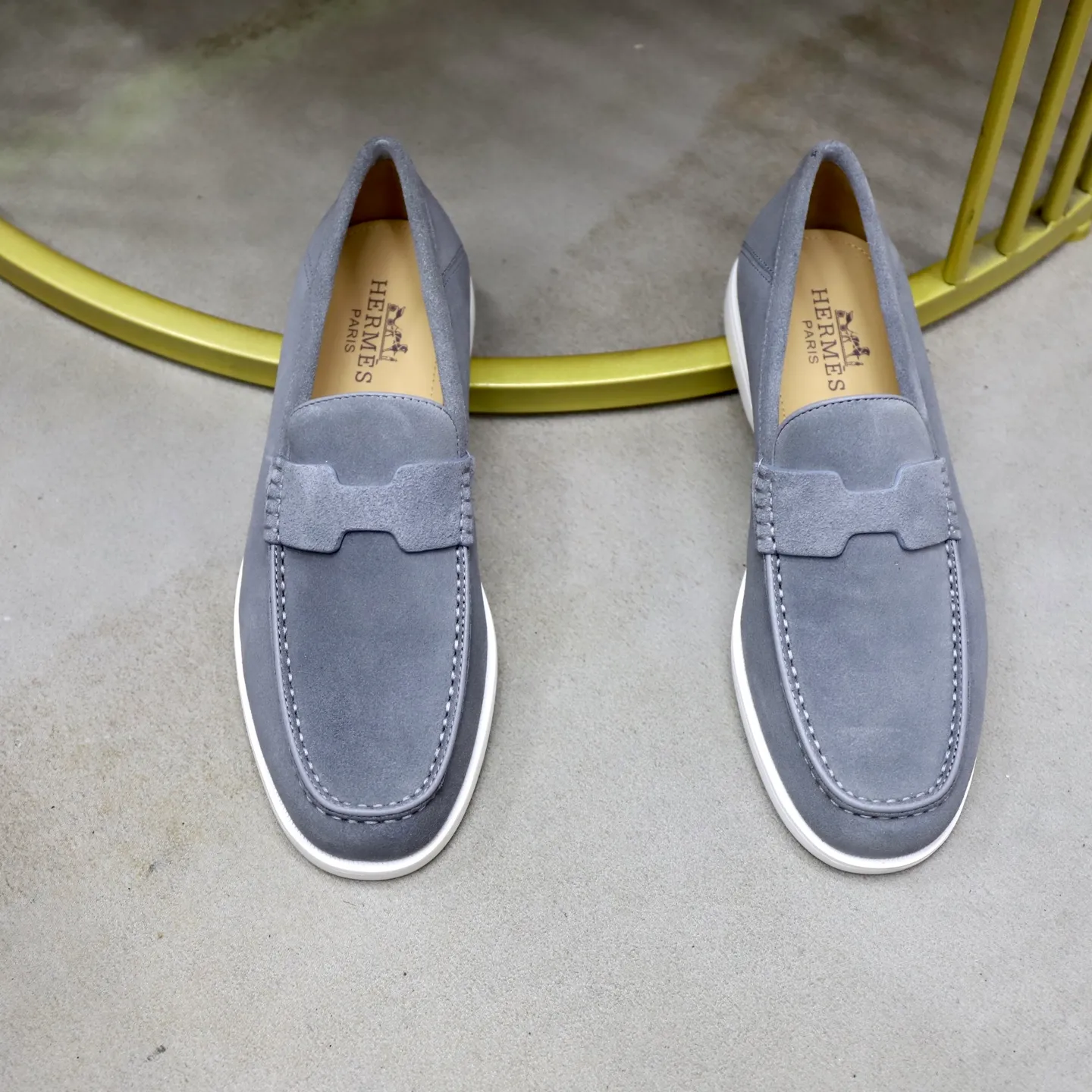 Ex-factory price: 540💰Hermès/Hermès slip-on men's shoes. This shoe is made of imported cow suede leather, with simple and smooth lines, and a 3CM rubber foam ultra-light sole combined with aerodynamic design! Youthful and fashionable, H button decoration, contrasting leather embellishment on the heel, calf lining to gently wrap your feet, with embossed logo cowhide feet, leather rock strips, casual and urban style, highlighting youthful vitality, sports and leisure version, super versatile Size number: 38-39-40-41-42-43-44 Standard leather shoe size (45 can be customized but does not support returns)
